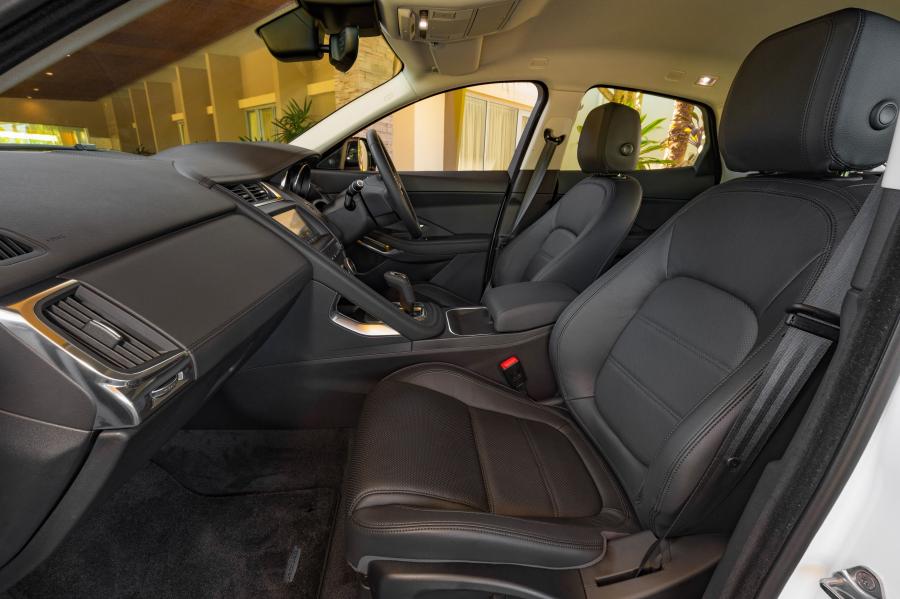 Интерьер Jaguar E-Pace D150 AWD 2018 года  (AU) (фото 9 из 16)
